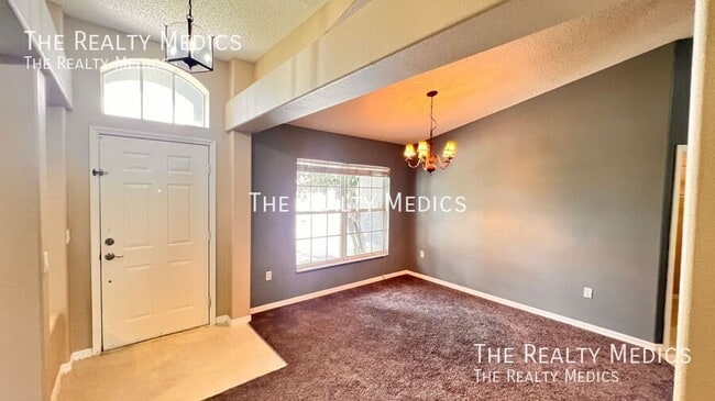Building Photo - 1553 Ross Dr