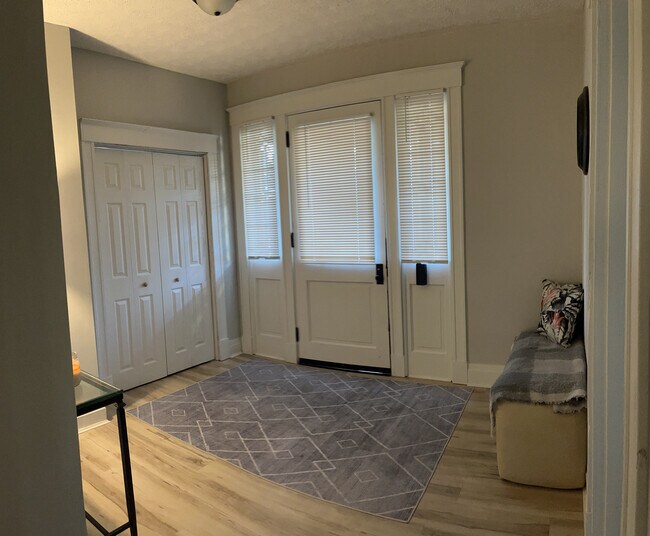 Vestíbulo - 3819 Applegate Ave