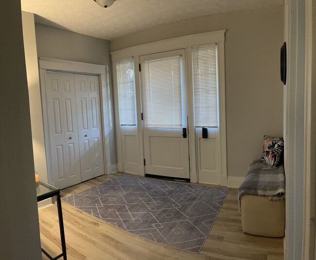 Foyer - 3819 Applegate Ave