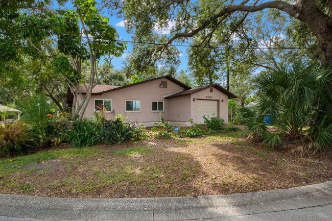 Building Photo - Home For Rent in St Petersburg!