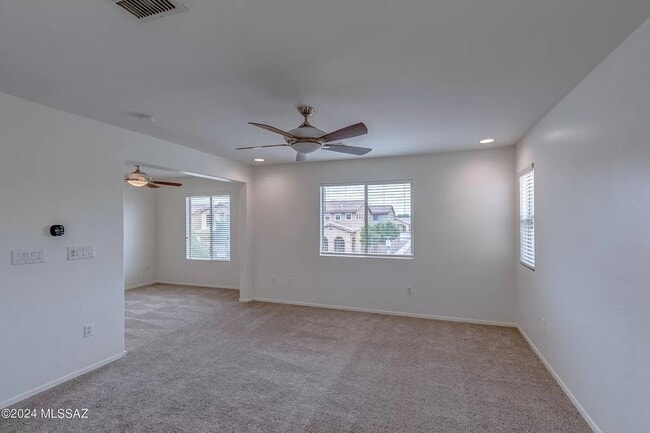 Building Photo - FANTASTIC 3 BED/2.5 BATH HOME IN DESIREABL...