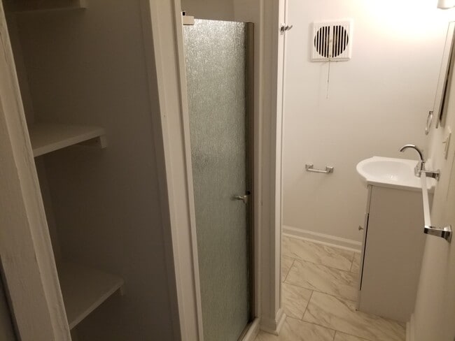 Baño renovado - 564 W Market St