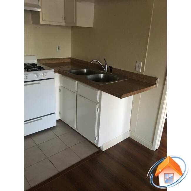 The kitchen - 2218 Yosemite Dr