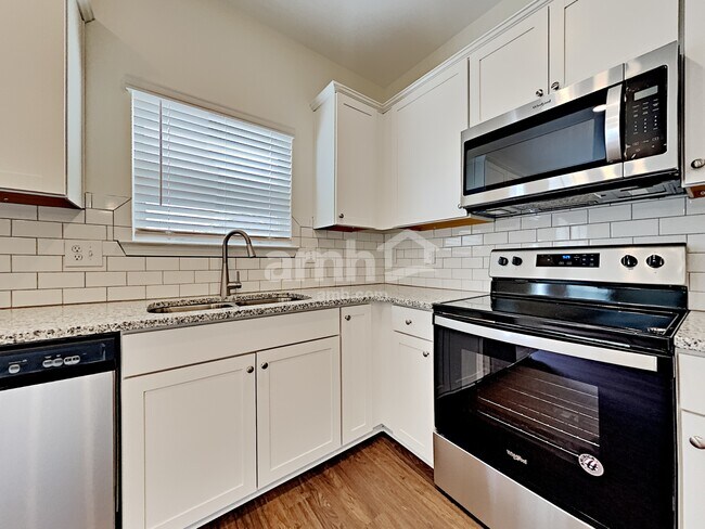 Building Photo - 318 Camp dr