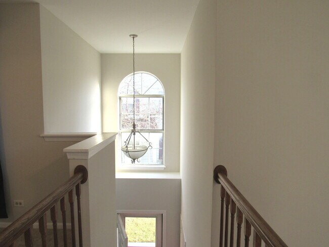 Building Photo - 37 Coolidge Ct