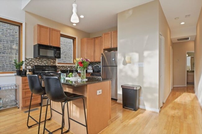 Foto del edificio - 943-945 N Leavitt St