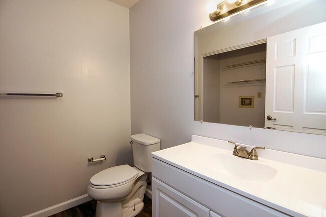 Foto del edificio - 7230 Creekview Drive #5