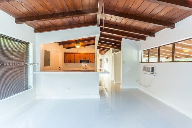 Foto del edificio - 1676 NE 179th St