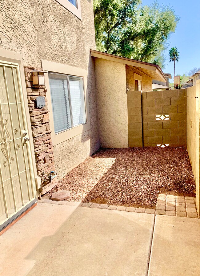 Building Photo - 8546 E Bellview St