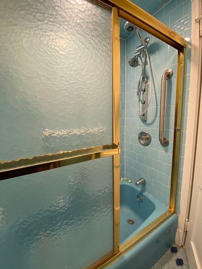 Foto del edificio - 5 BED/2.5 BATH RIGHT BY BOSTON COLLEGE!!   CENTRAL AIR!  NO FEE!!  Avail 8/23/2026