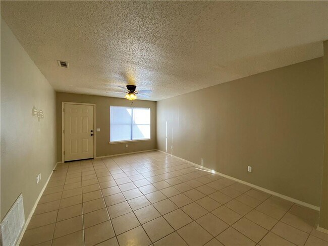 Building Photo - 658 W Martha Dr