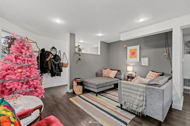 Foto del edificio - 3631 22nd Ave SW