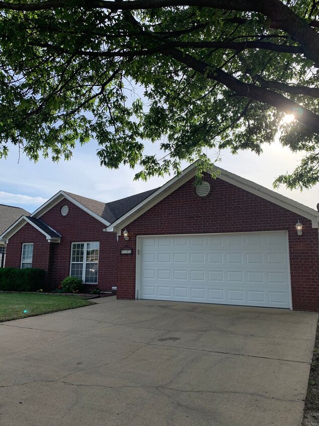 Primary Photo - 3 Bed 2 Bath/2 Car Garage and Fenced in Yard!