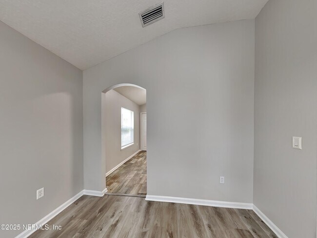 Foto del edificio - 2450 Creekfront Dr