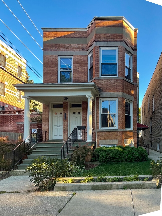 Building Photo - 1613 W Berwyn Ave