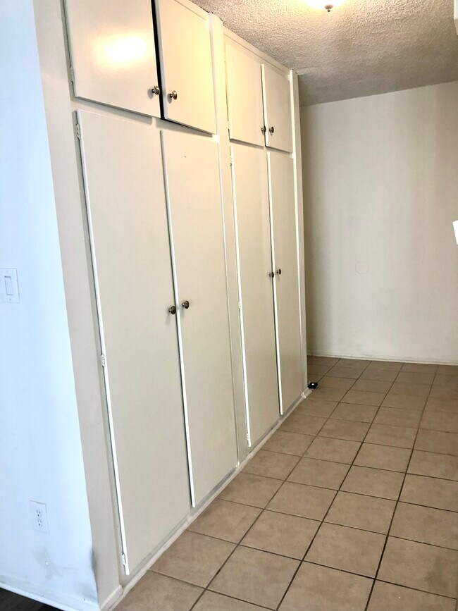 Unidad Nº22 - Armarios de entrada - 3739 Clarington Ave