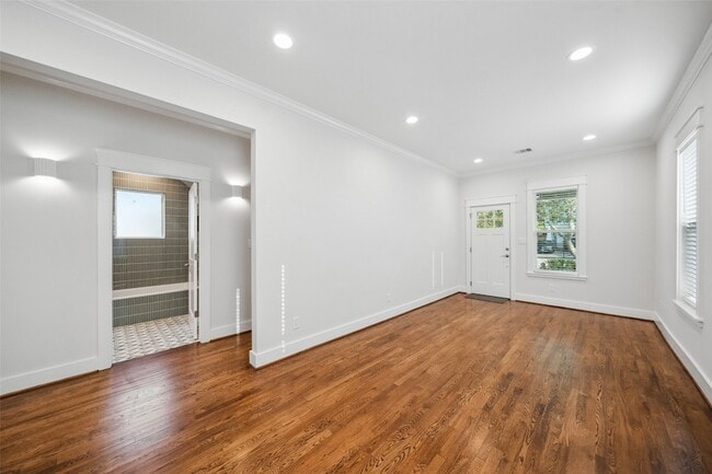 Building Photo - 623 E 12th 1/2 St
