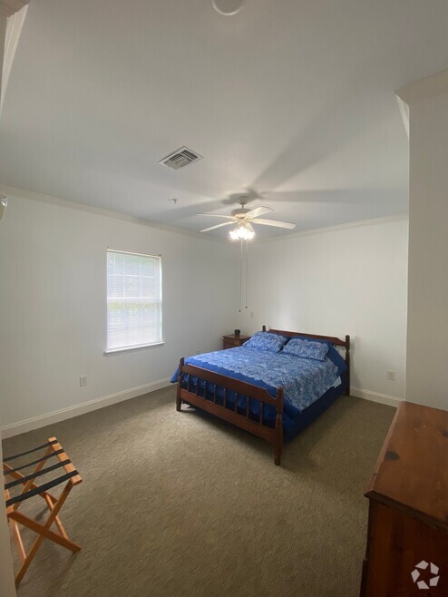 Building Photo - Hillcrest Apartments
