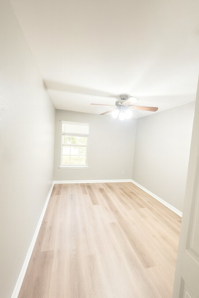 Building Photo - 2182 Timberwood Cir S