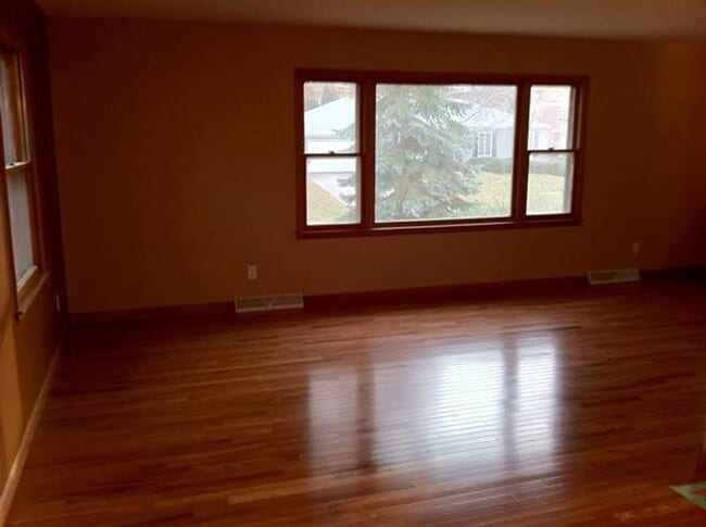 Building Photo - 3 Bedroom, 2 bath house close to UIHC and Kinnick.