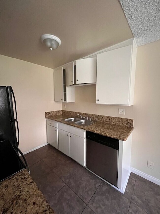Building Photo - 2 Bedroom/ 2 Bath upstairs unit located in...