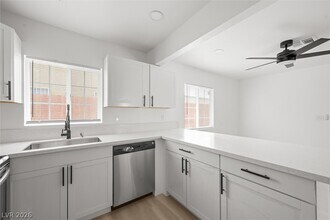 Building Photo - 623 N 10th St