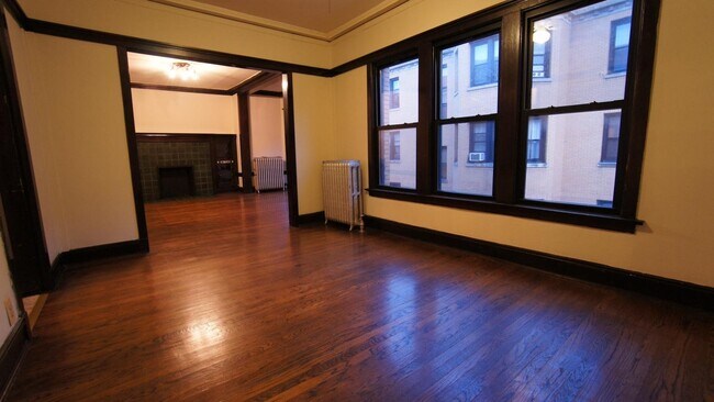 Foto del edificio - 2420 N Sawyer Ave