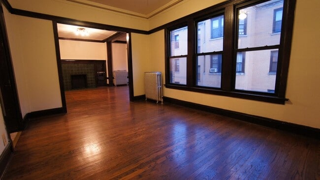Building Photo - 2420 N Sawyer Ave