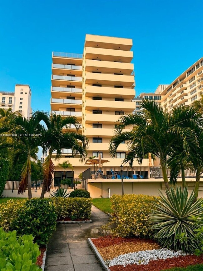 Building Photo - 1621 Collins Ave