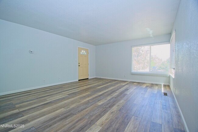 Foto del edificio - 3103 Lakeside Dr