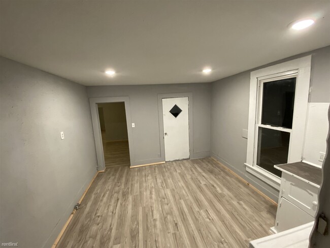 Building Photo - 2 br, 1 bath Duplex - 615 South Lowman Str...