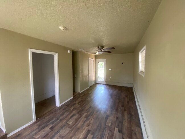 Building Photo - 316 E Jarman Dr
