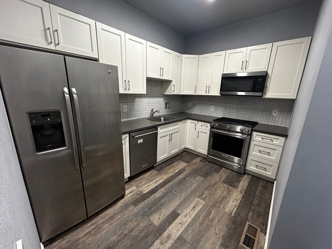 Foto principal - Renovated 2BR Home with Parking & Outdoor Space – Near Lake Merritt