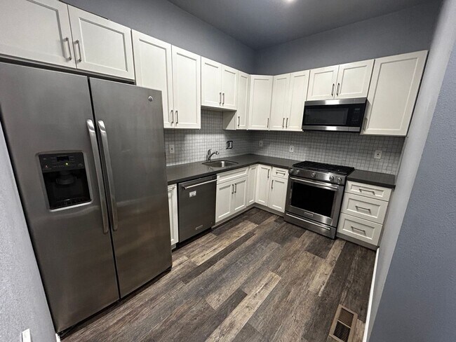 Foto del edificio - Renovated 2BR Home with Parking & Outdoor ...