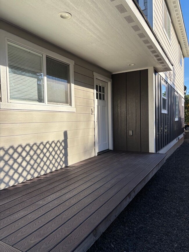 Building Photo - 105-107 W 10th Ave