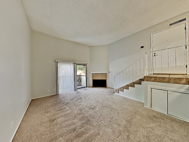 Sala de estar con vista del balcón - 5500 Lindley Ave