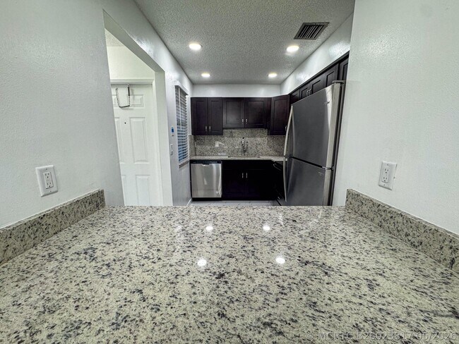 Foto del edificio - 10687 Royal Palm Blvd