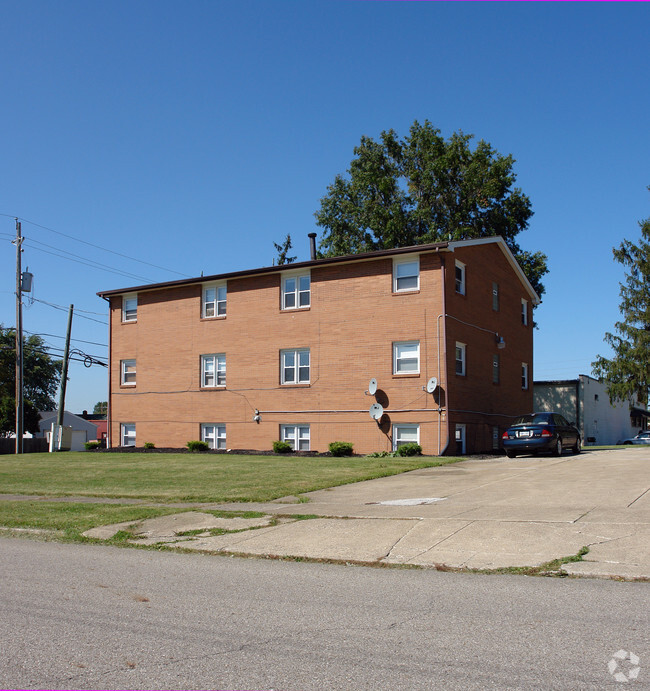 711 Highland Ave, Girard, OH 44420 Apartments Girard, OH
