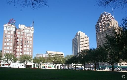 Building Photo - Robert E. Lee