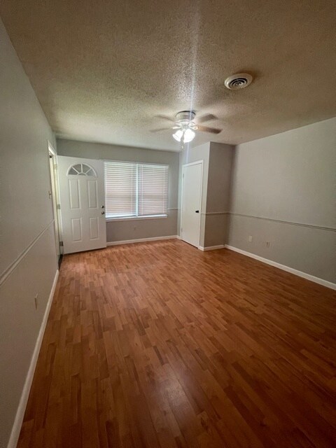 Building Photo - 204 Pekin St