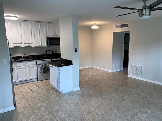 Building Photo - 110 N Lakeside Dr