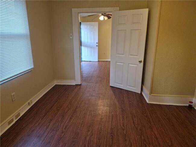 Foto del edificio - 1526 Spain St