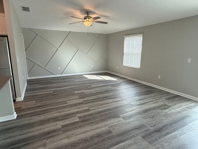 Building Photo - 3/2 Haines City Home with new floors