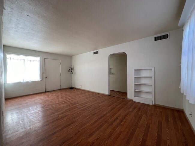 Building Photo - Spacious 2 Bed/1 Bath/Second Living Area/P...