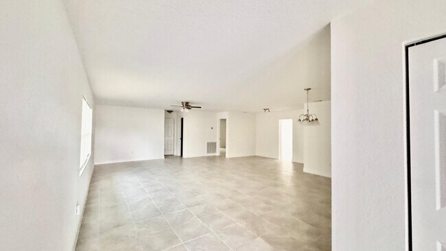 Foto del edificio - 3252 Golfview Rd