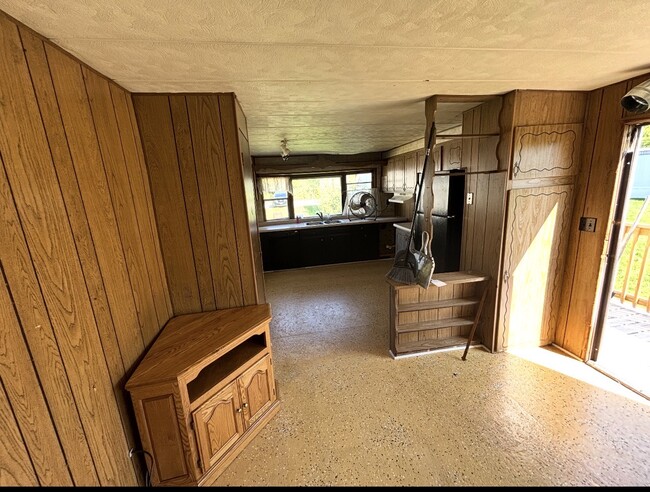 Building Photo - 4420 W Ridge Rd