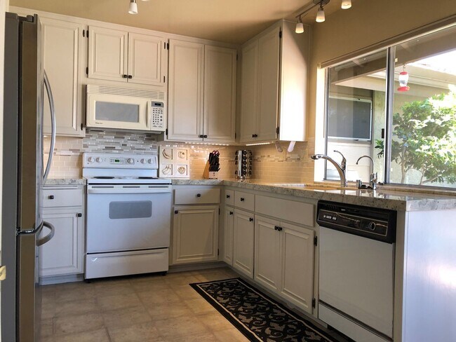 Foto del edificio - Charming Single Level 2br/2Ba Condo In Oaks North Senior 55+ Area
