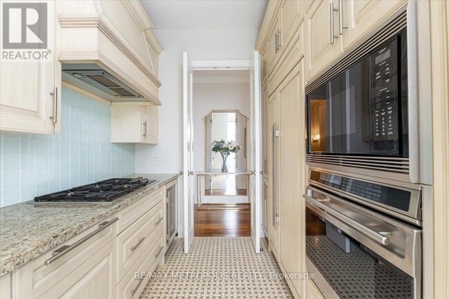 Building Photo - 183 Wellington St W