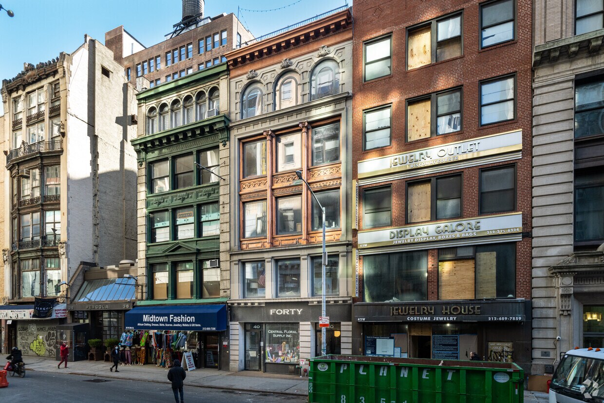Exterior - 40 W 28th St