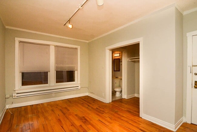 Building Photo - 523 W Melrose St